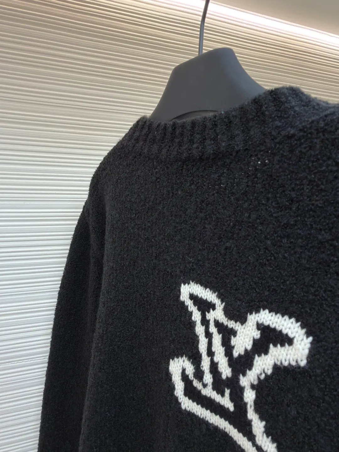 LOUIS VUITTON double-sided intarsia sweater ●Original version: Purchased and developed for 11300 ●Item number: 1680922-A85 ●Material: wool blended fabric ●Technology: knitted intarsia production ●Version: fitted version ●Weight: about 620 grams ●Size: S-M-L-XL ●Description: Made of custom-woven and dyed sheep wool 65% cotton %20 Spandex 15%. The special washing process is very soft and skin-friendly. It has 7 knitting workers. The thickness of each stitch of the inlay on the clothing logo is consistent with ZP. The back logo is mirror inlay. This crew-neck sweater is made of a blend of sheep wool and yak hair, and uses thick yarn to create a comfortable texture. The contrasting LV logo is integrated into the knitted fabric, and the mirror-effect logo is cleverly displayed on the rear. The casual and elegant design makes it easy to style your weekend look. The overall wiring is straight and delicate, the fabric is comfortable and soft, and the color is consistent without color difference. It can be matched with the same style to create a fashionable look and control various occasions. Customized accessories, complete with three standards, same style for men and women!